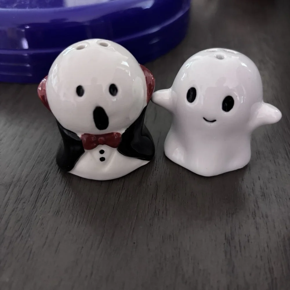 Cracker Barrel  Mini Ghost And Vampire Ghost Salt & Pepper Shaker Set 2025 New*